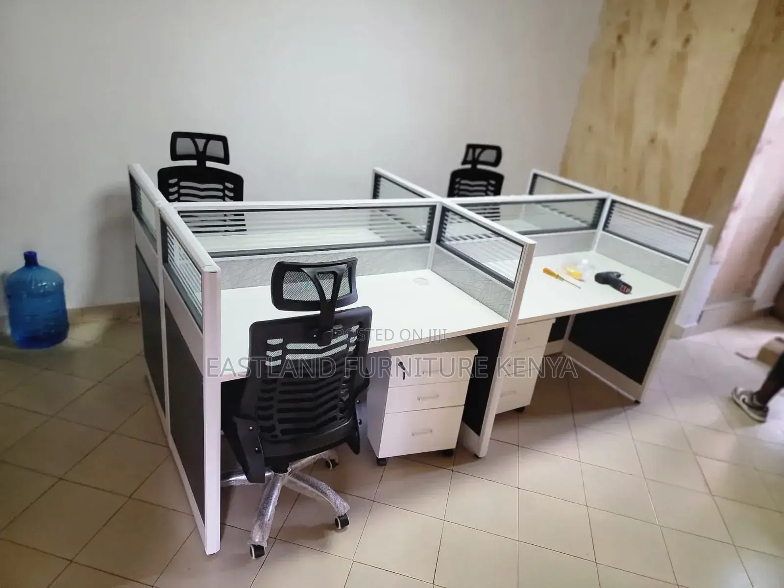 *Office Cubicle Workstation With Glass Partition*