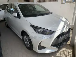 Toyota Yaris L Sedan 4dr 2019 Pearl