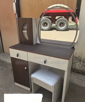 Unique Design Modern Vanity Makeup Table Set