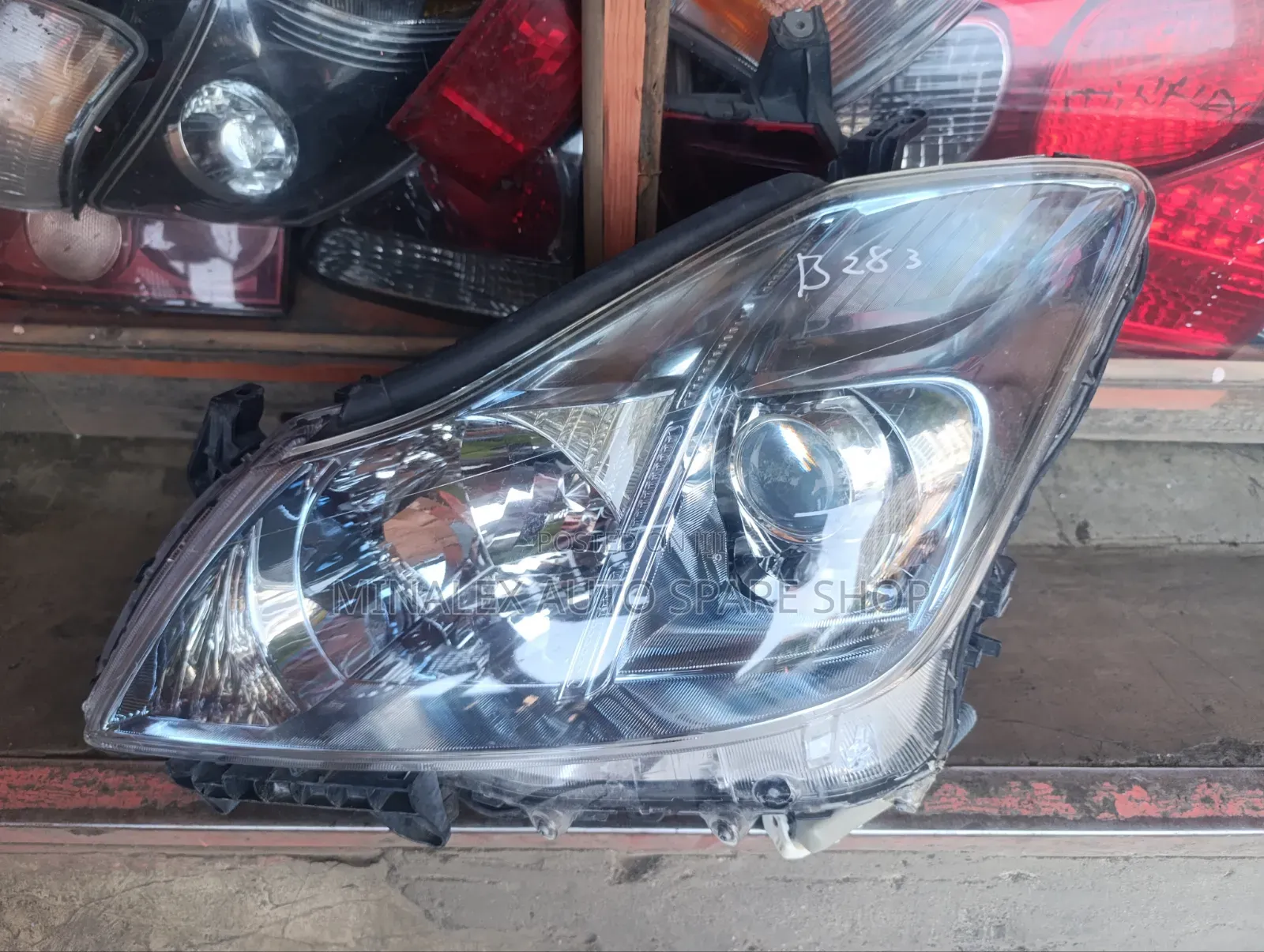 Toyota Crown Headlight Year 2010 Zenon Type