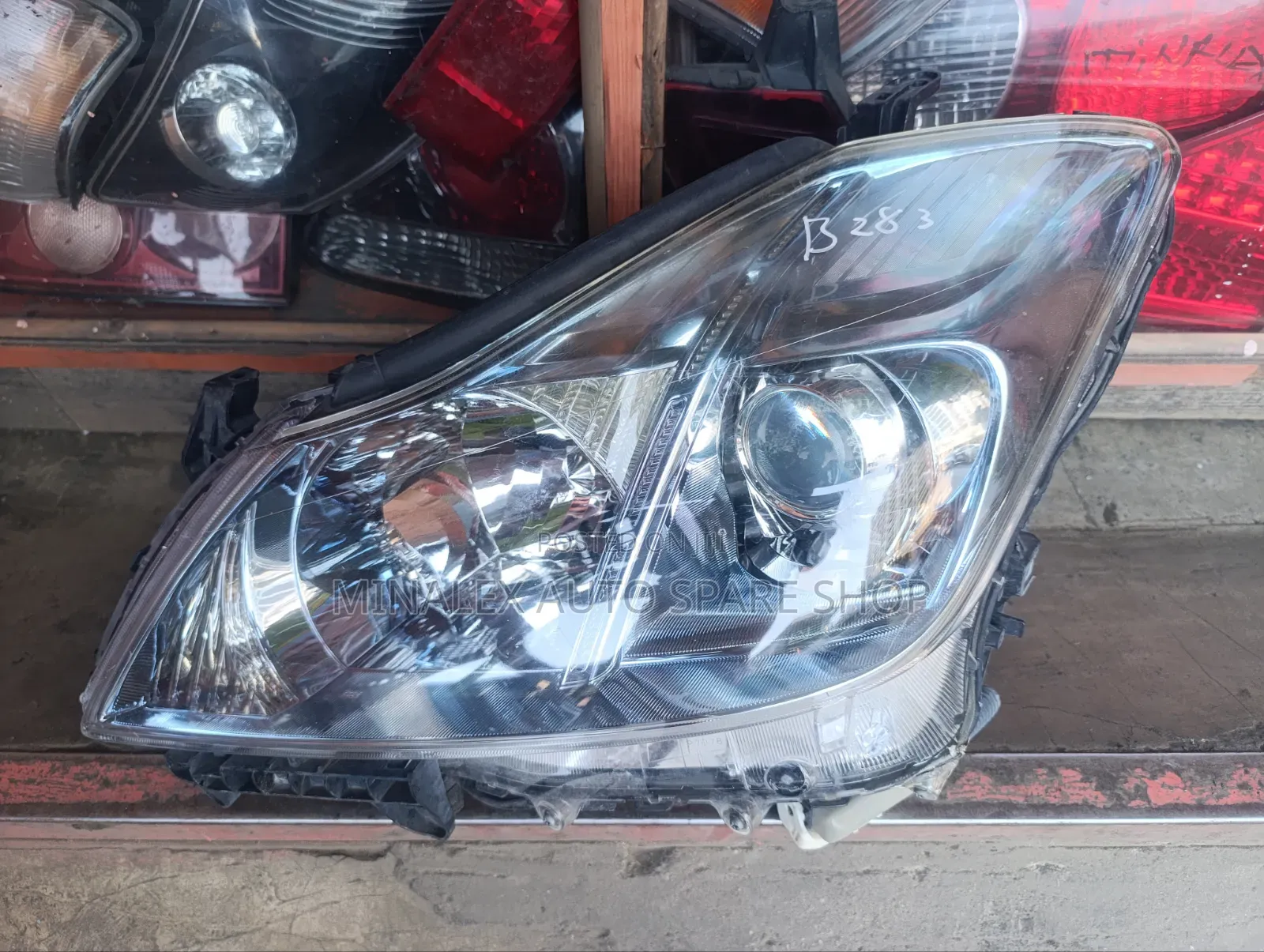 Toyota Crown Headlight Year 2010 Zenon Type