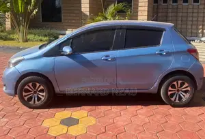 Toyota Vitz 1.0 FWD 5dr 2013 Blue