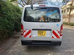 Toyota HiAce 2015 Silver