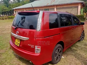 Toyota ISIS 1.8 Platana 2WD 2015 Red