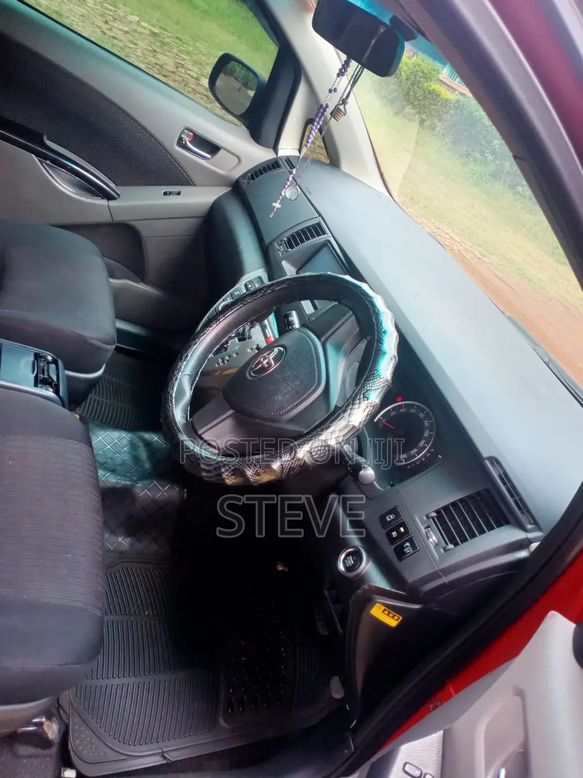Toyota ISIS 1.8 Platana 2WD 2015 Red