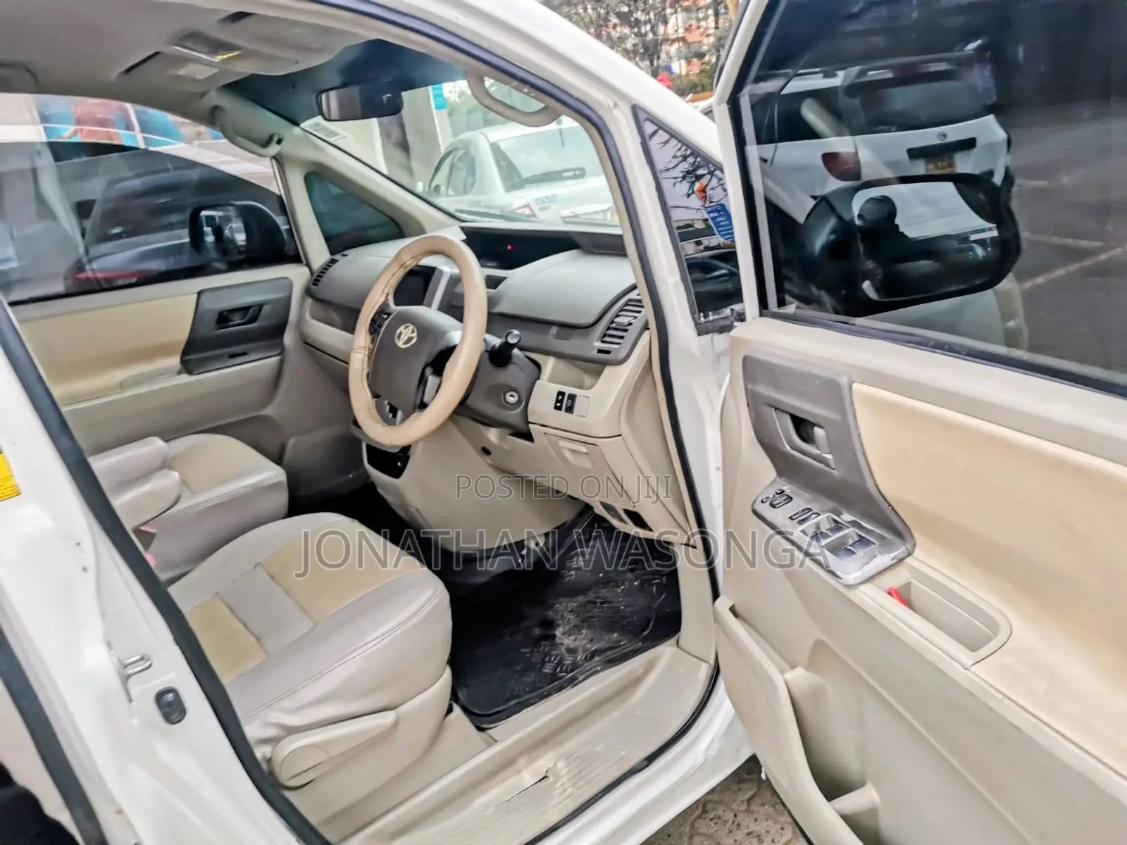 Toyota Noah 2.0 158hp FWD (7 Seater) 2012 White