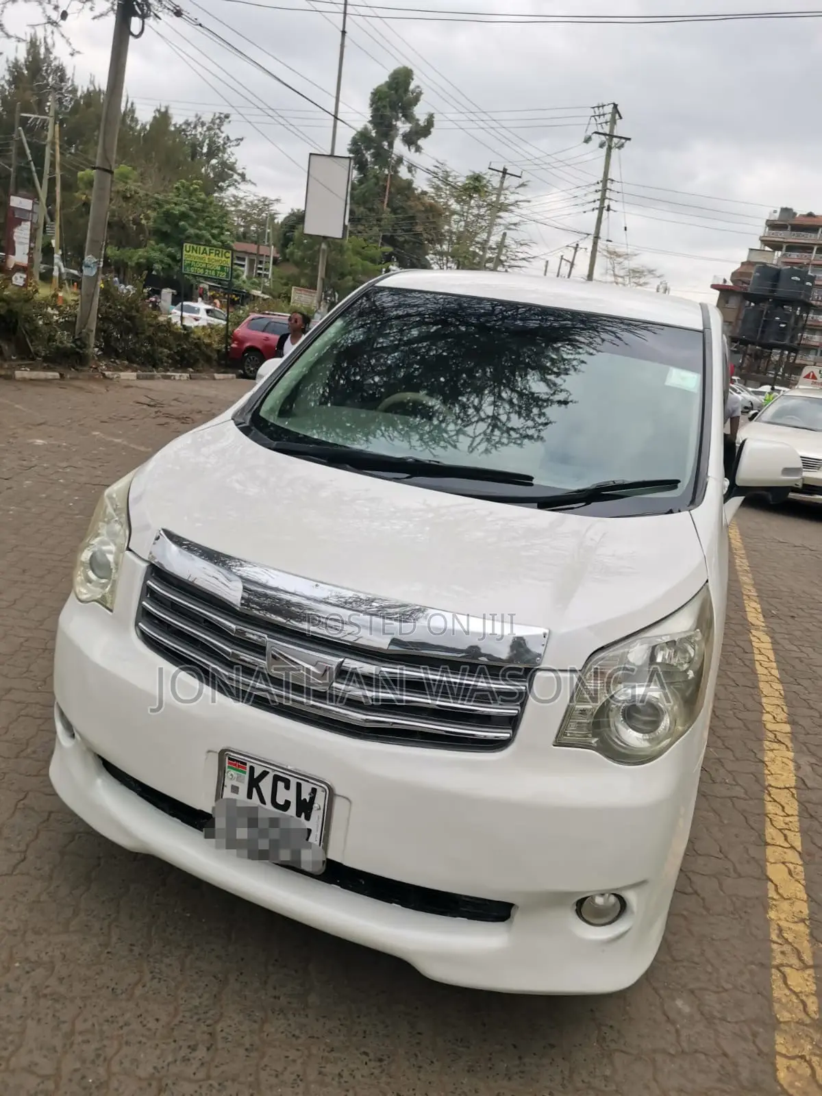 Toyota Noah 2.0 158hp FWD (7 Seater) 2012 White