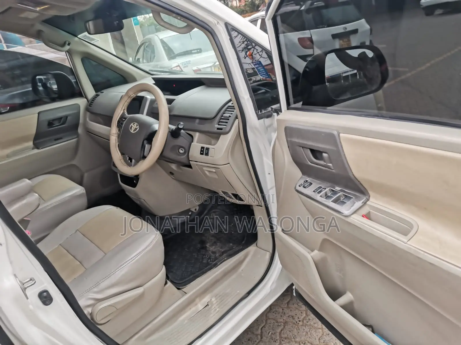 Toyota Noah 2.0 158hp FWD (7 Seater) 2012 White