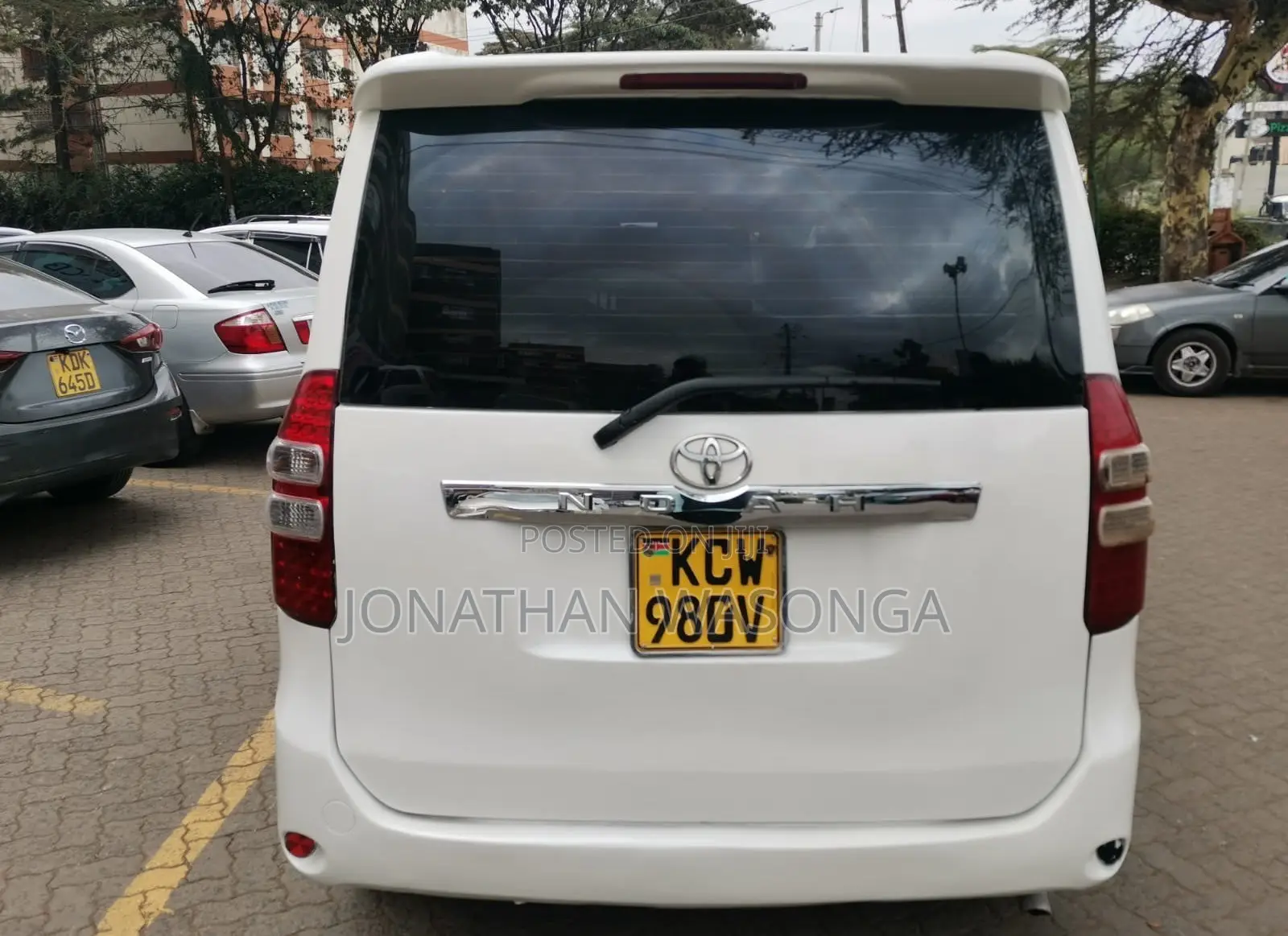 Toyota Noah 2.0 158hp FWD (7 Seater) 2012 White