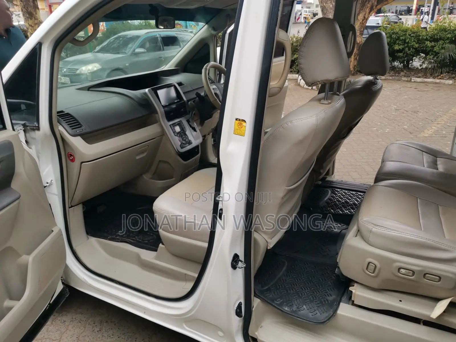 Toyota Noah 2.0 158hp FWD (7 Seater) 2012 White