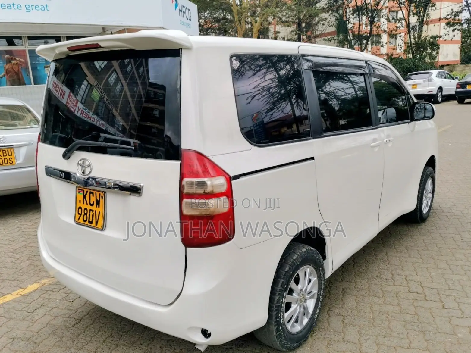 Toyota Noah 2.0 158hp FWD (7 Seater) 2012 White