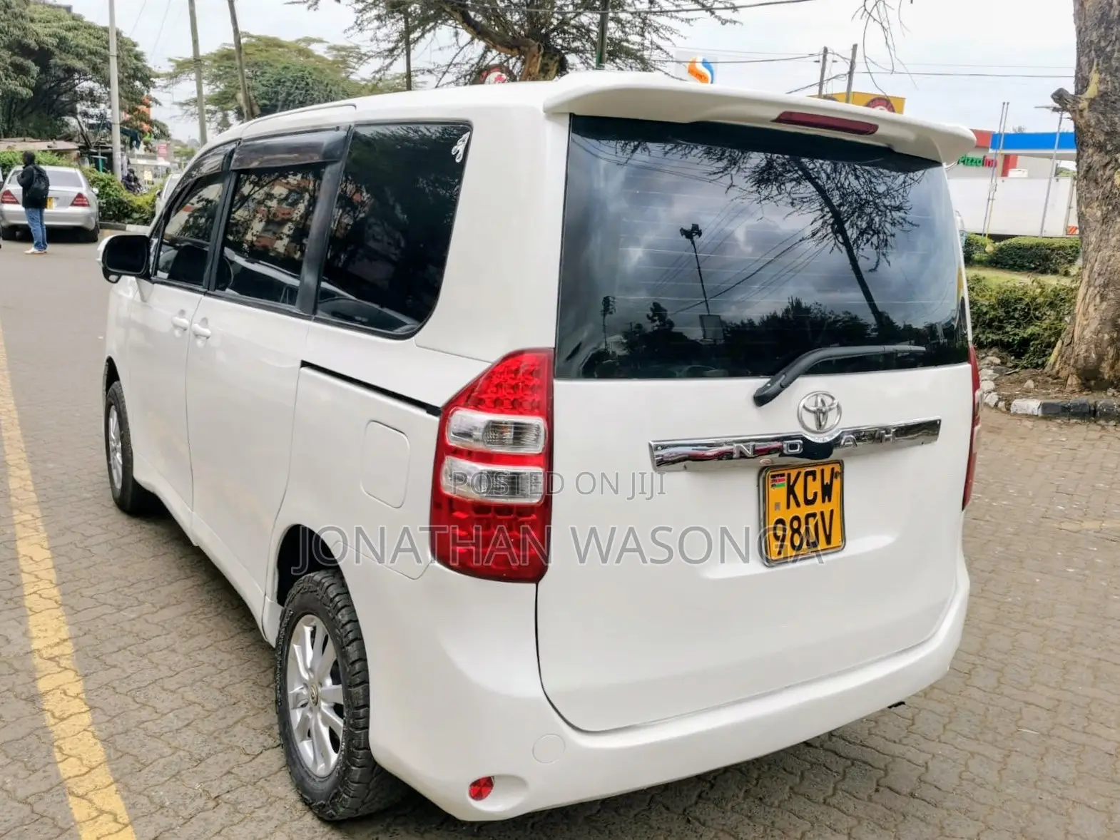 Toyota Noah 2.0 158hp FWD (7 Seater) 2012 White