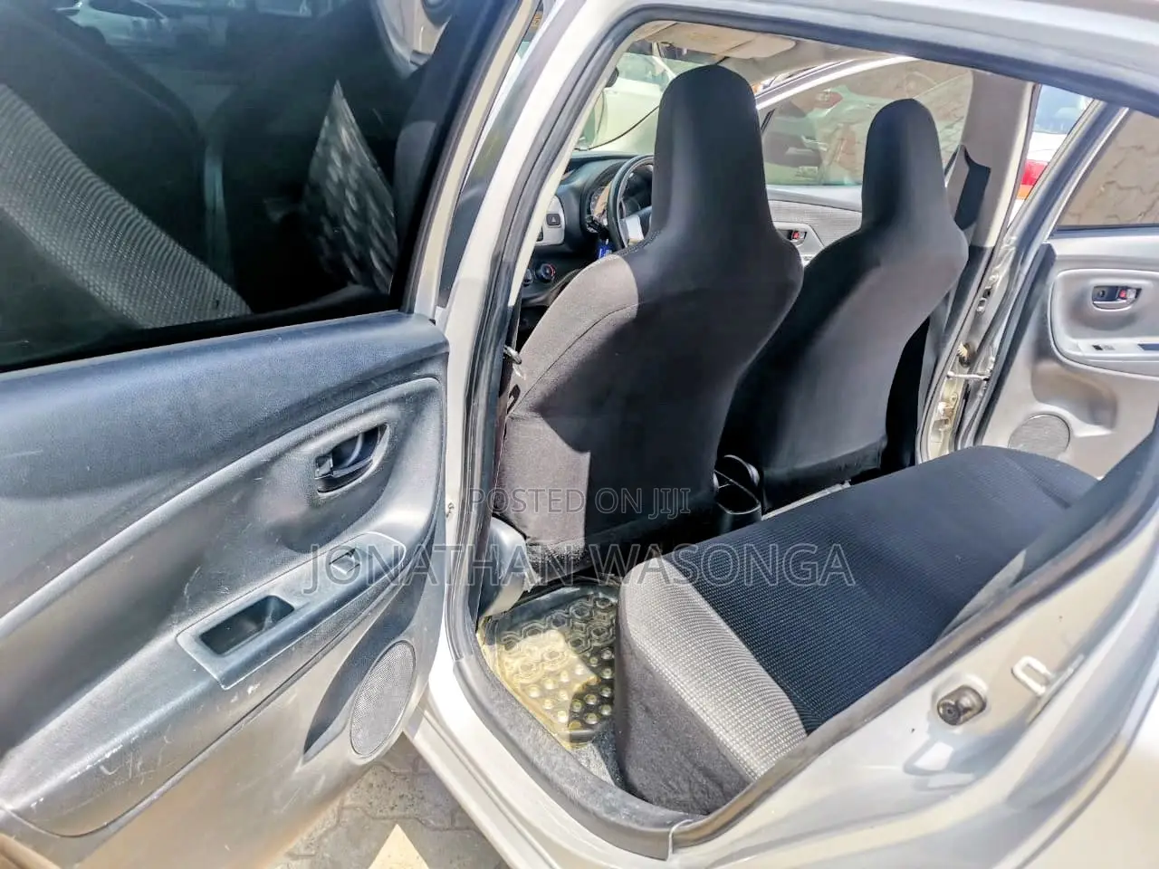 Toyota Vitz 1.3 FWD 5dr 2015 Silver