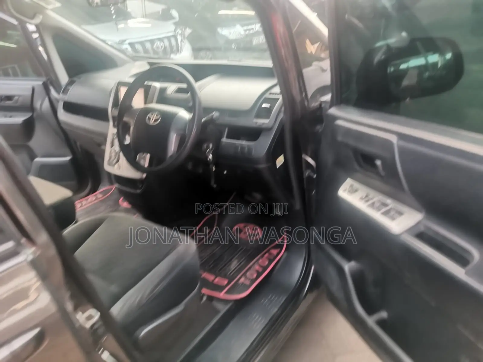 Toyota Noah 2.0 143hp FWD (7 Seater) 2012 Gray