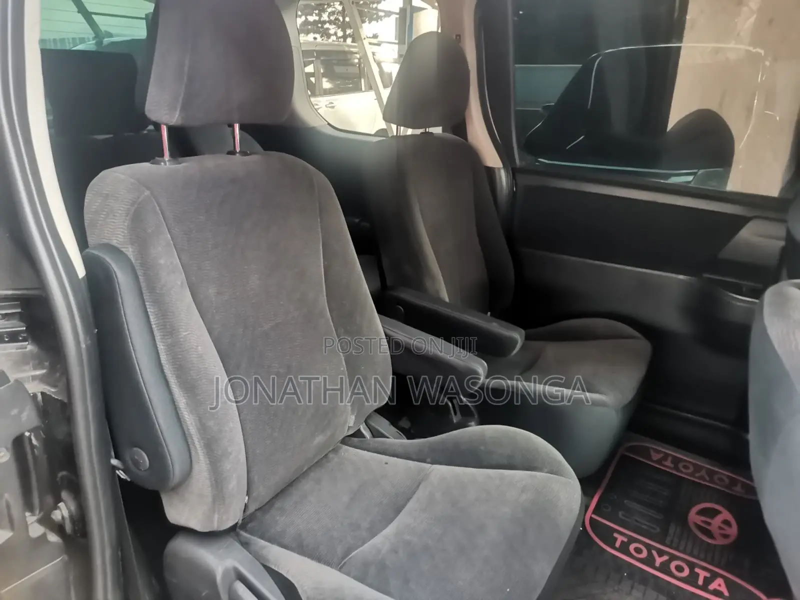 Toyota Noah 2.0 143hp FWD (7 Seater) 2012 Gray