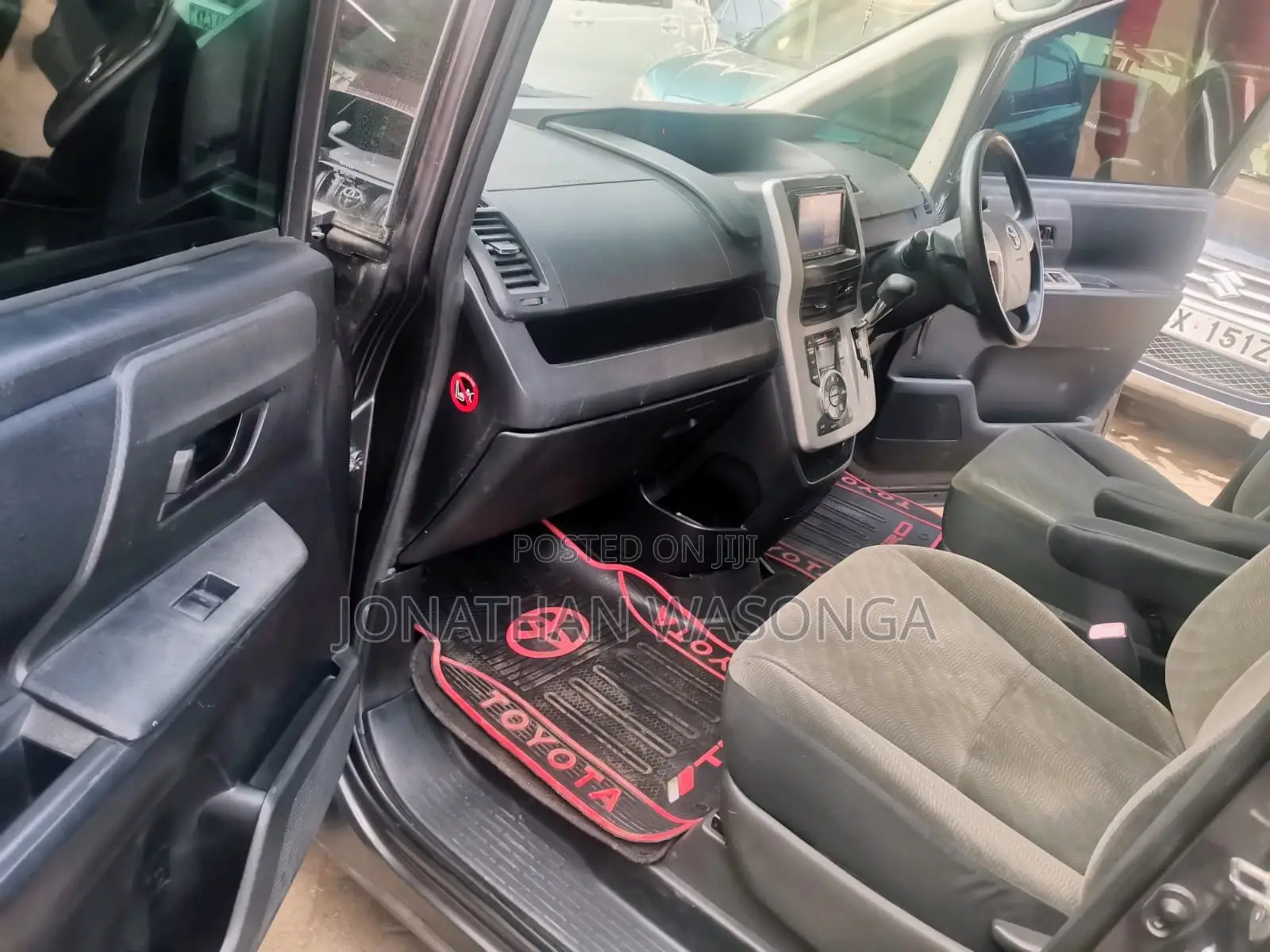 Toyota Noah 2.0 143hp FWD (7 Seater) 2012 Gray
