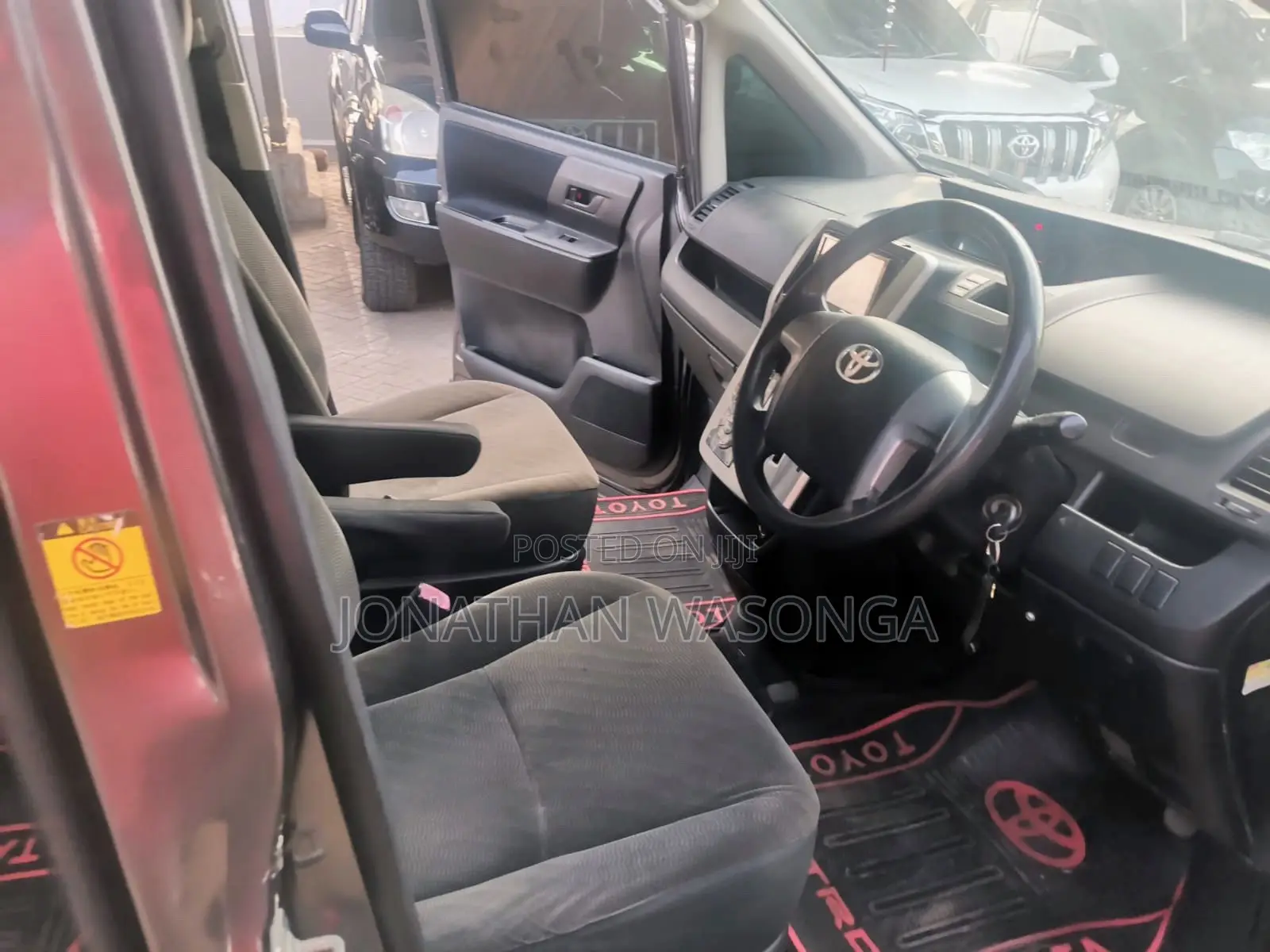 Toyota Noah 2.0 143hp FWD (7 Seater) 2012 Gray