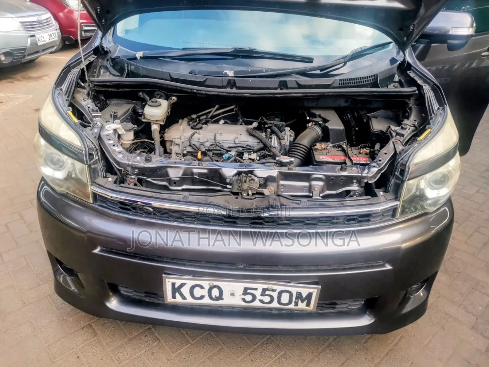 Toyota Noah 2.0 143hp FWD (7 Seater) 2012 Gray
