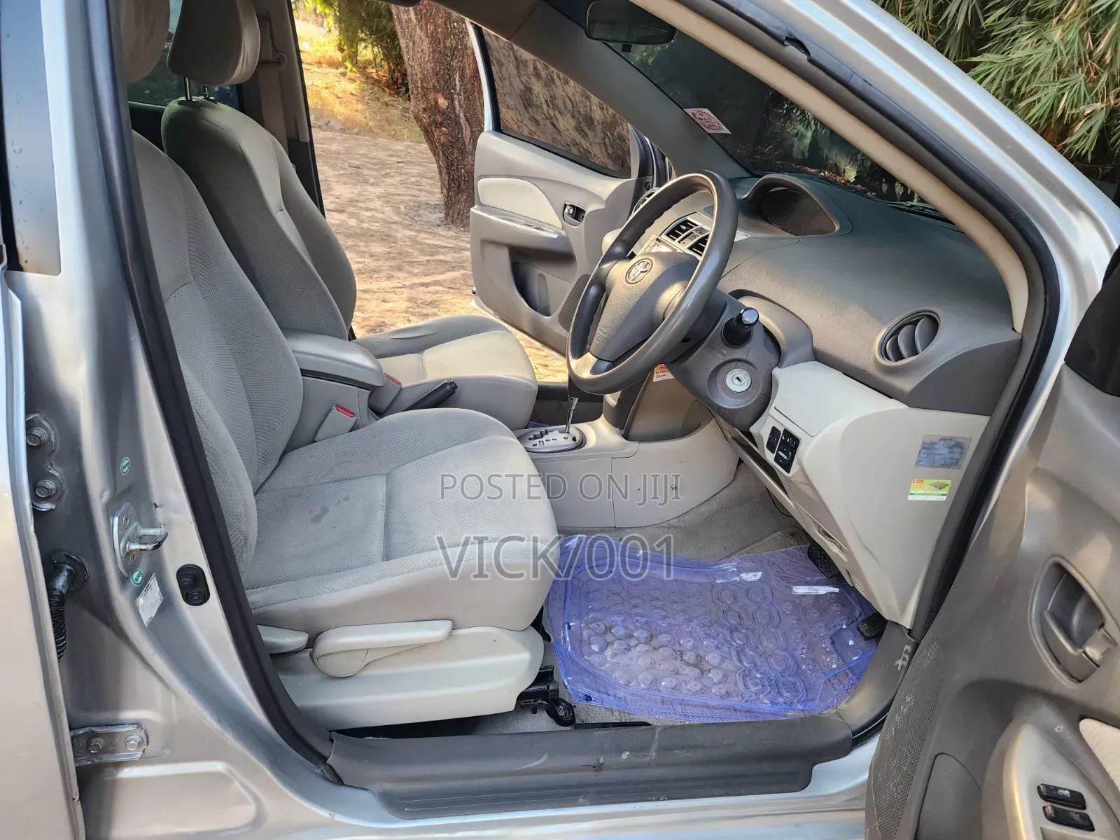 Toyota Belta 2010 Silver