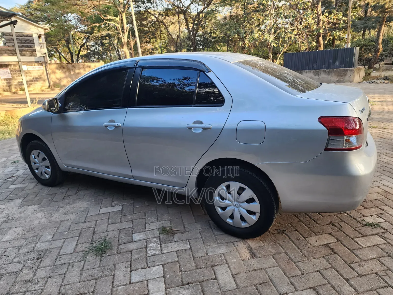 Toyota Belta 2010 Silver