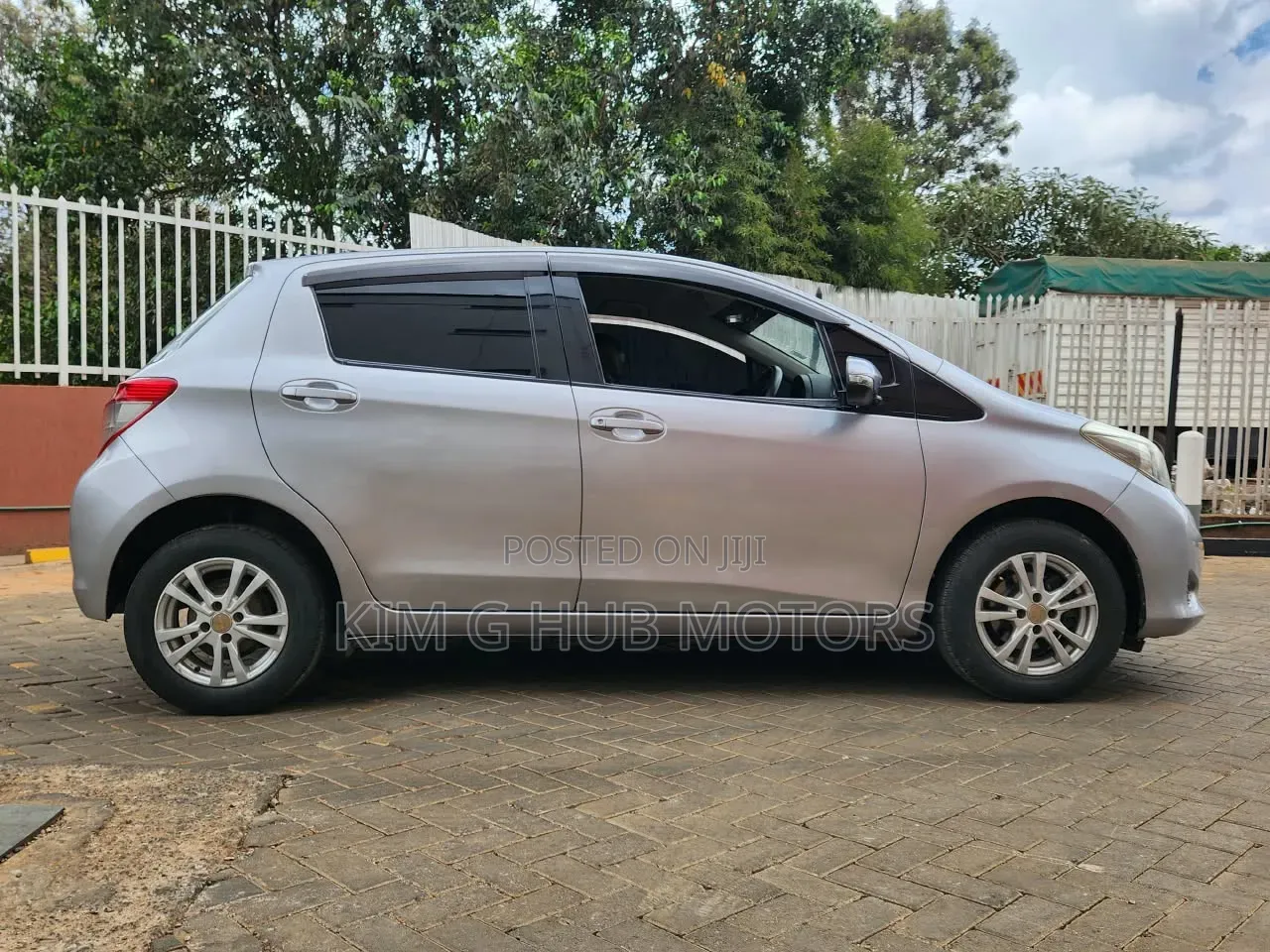 Toyota Vitz 1.3 FWD 5dr 2013 Silver