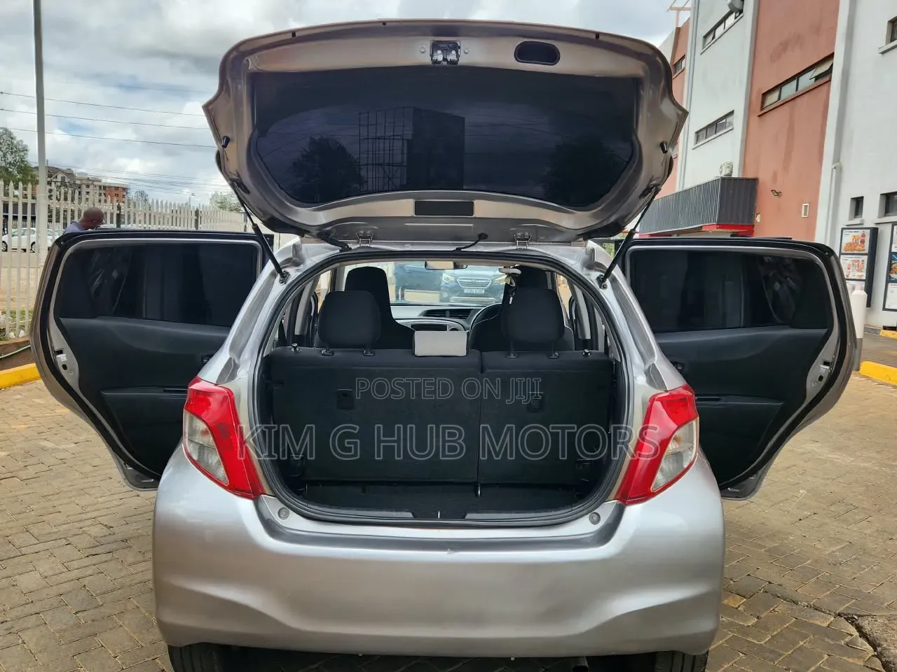 Toyota Vitz 1.3 FWD 5dr 2013 Silver
