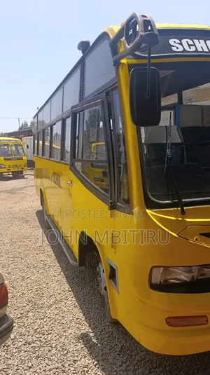Isuzu NQR 2013 Yellow