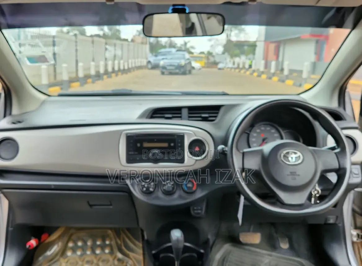 Toyota Vitz 2013 Silver