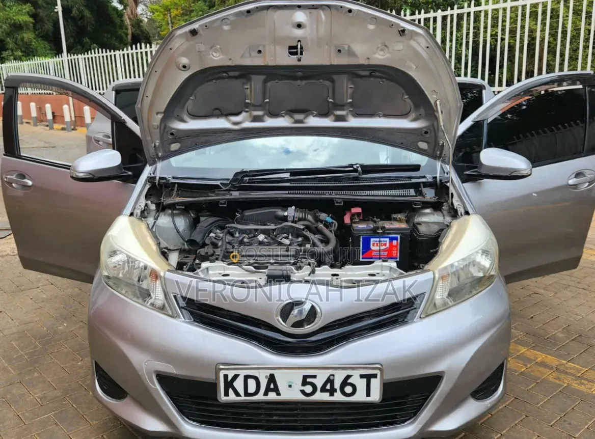 Toyota Vitz 2013 Silver