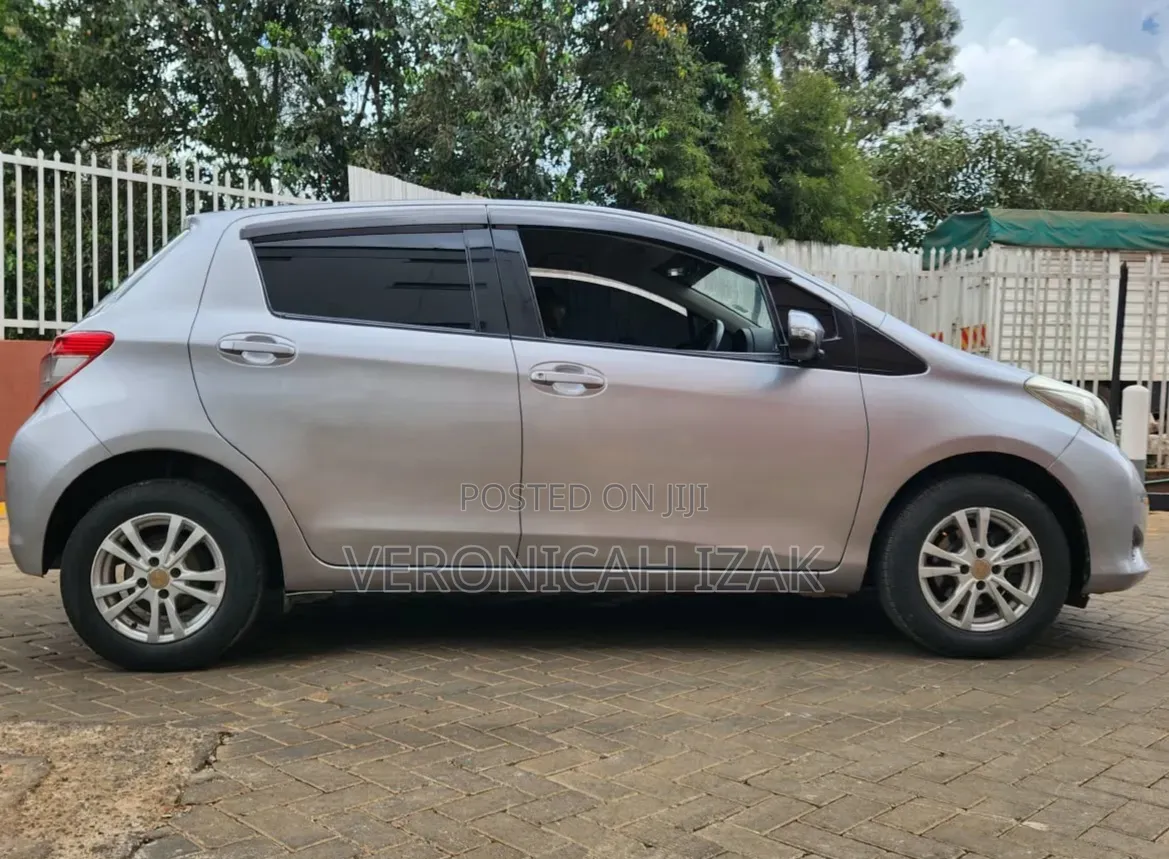 Toyota Vitz 2013 Silver