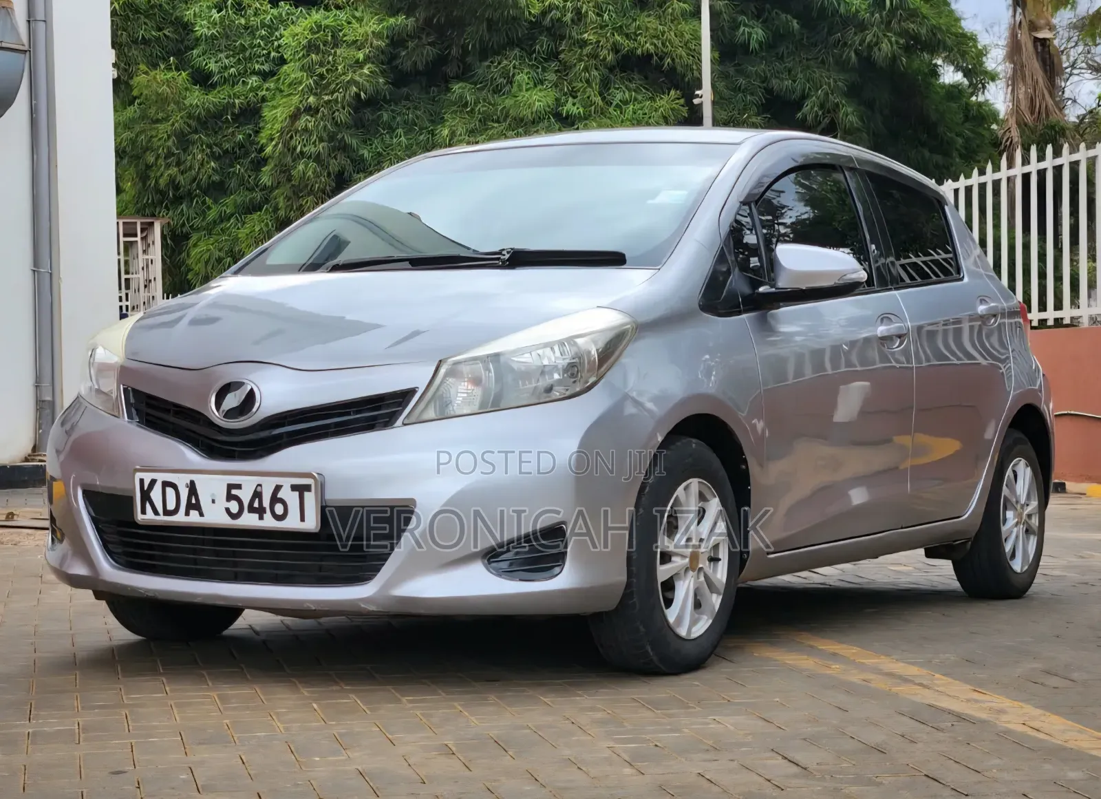 Toyota Vitz 2013 Silver