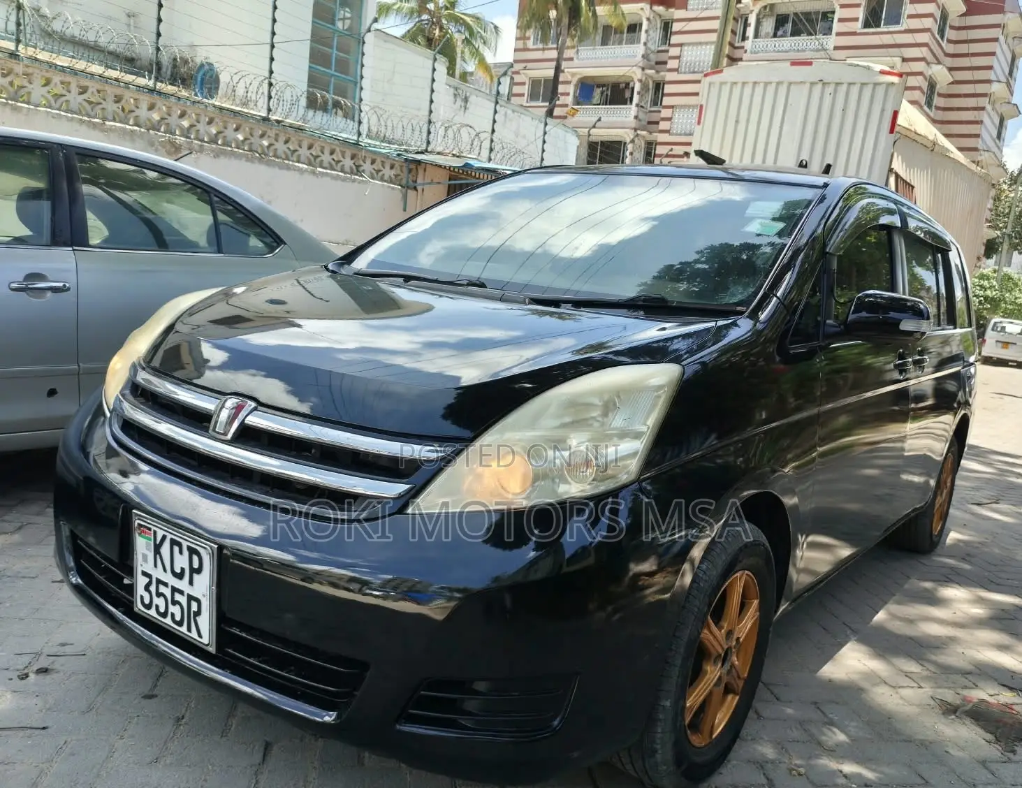 Toyota ISIS 2011 Black