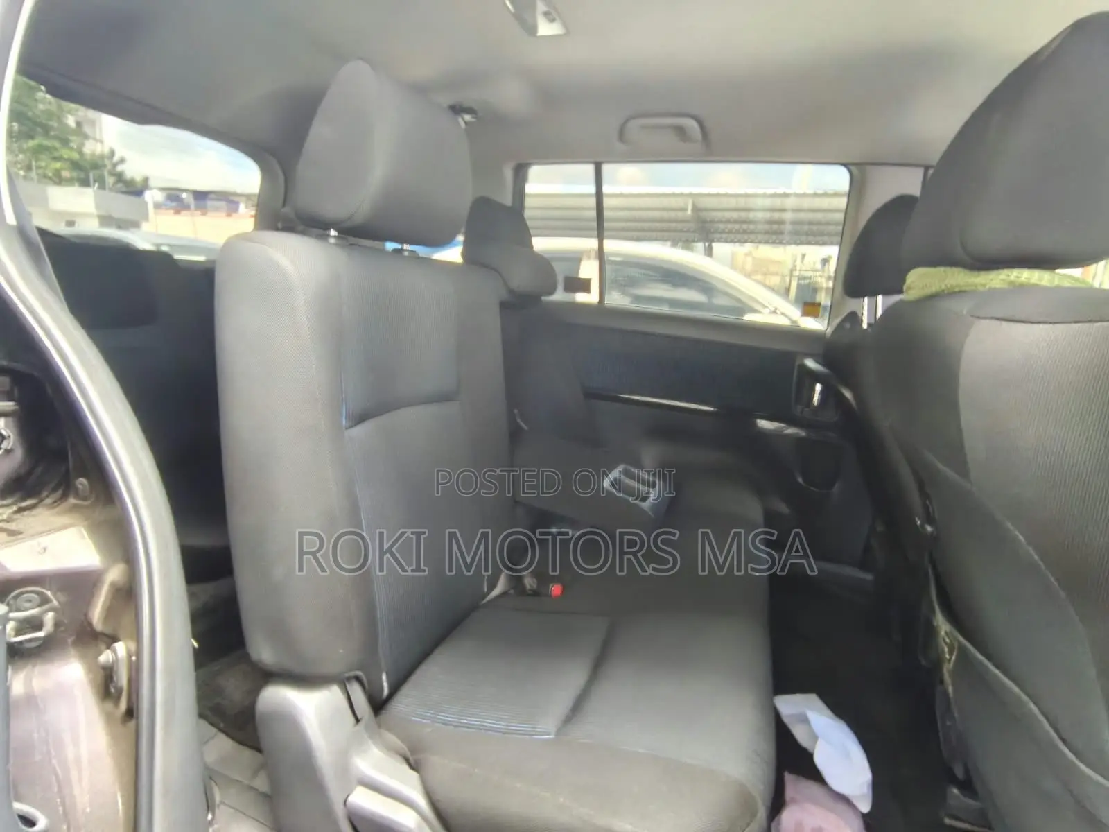 Toyota ISIS 2015 Black