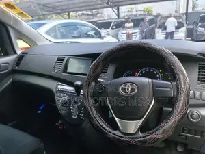 Toyota ISIS 2015 Black
