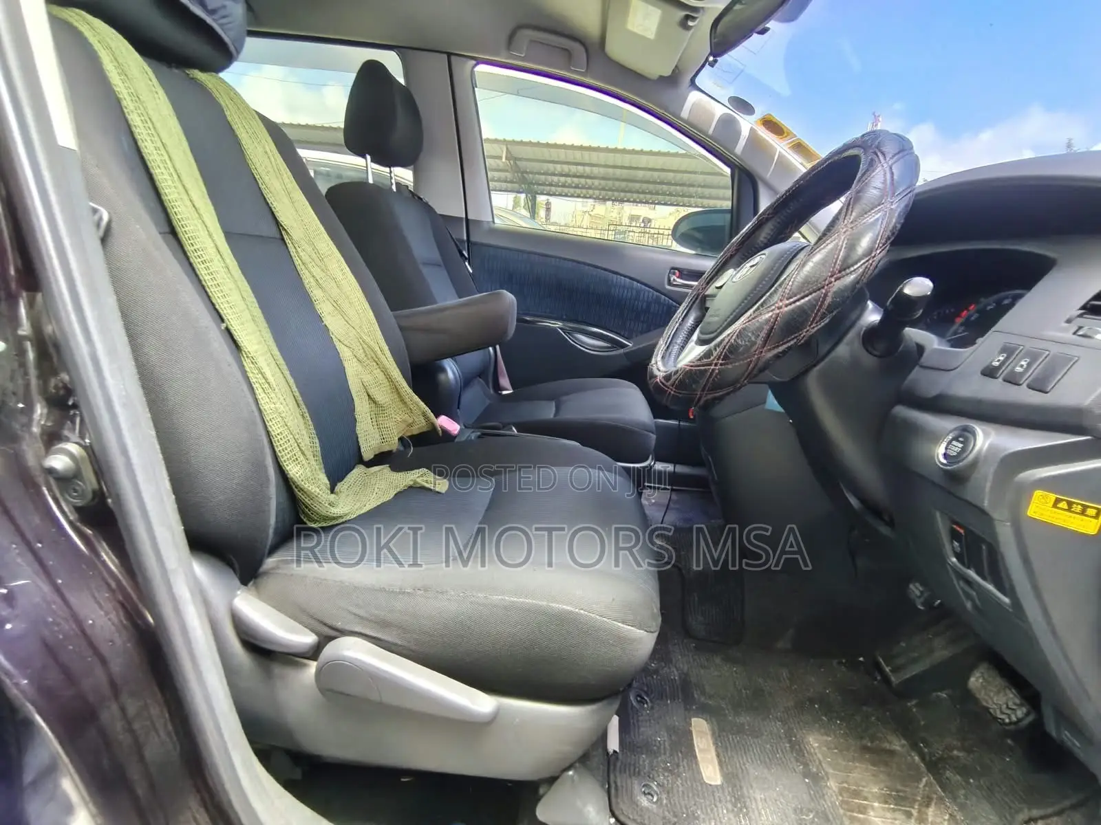 Toyota ISIS 2015 Black