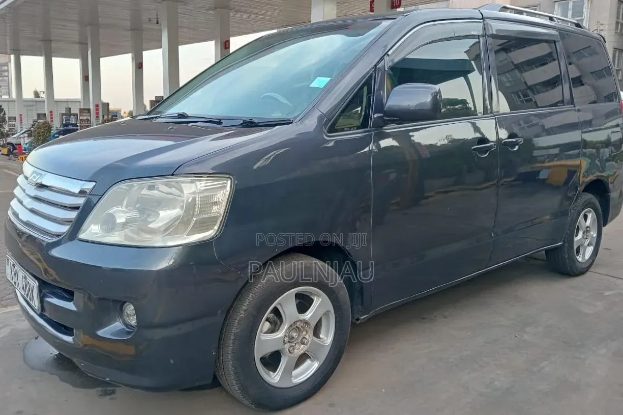 Toyota Noah 2003 Gray