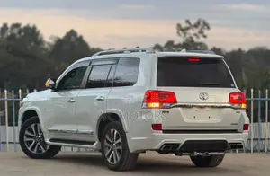 Toyota Land Cruiser 4.6 V8 ZX 2019 White