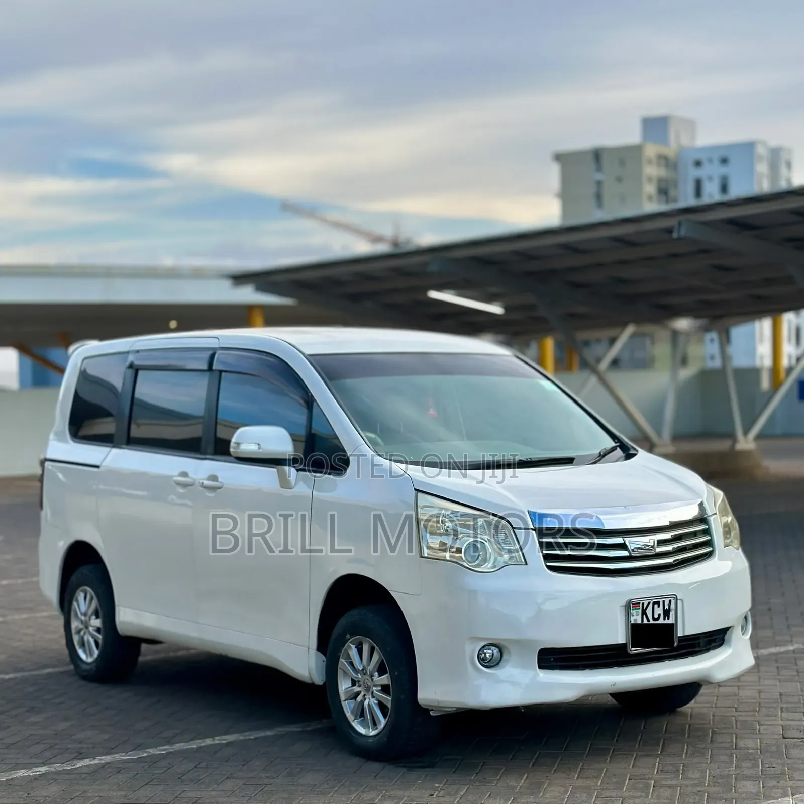 Toyota Noah 2012 White