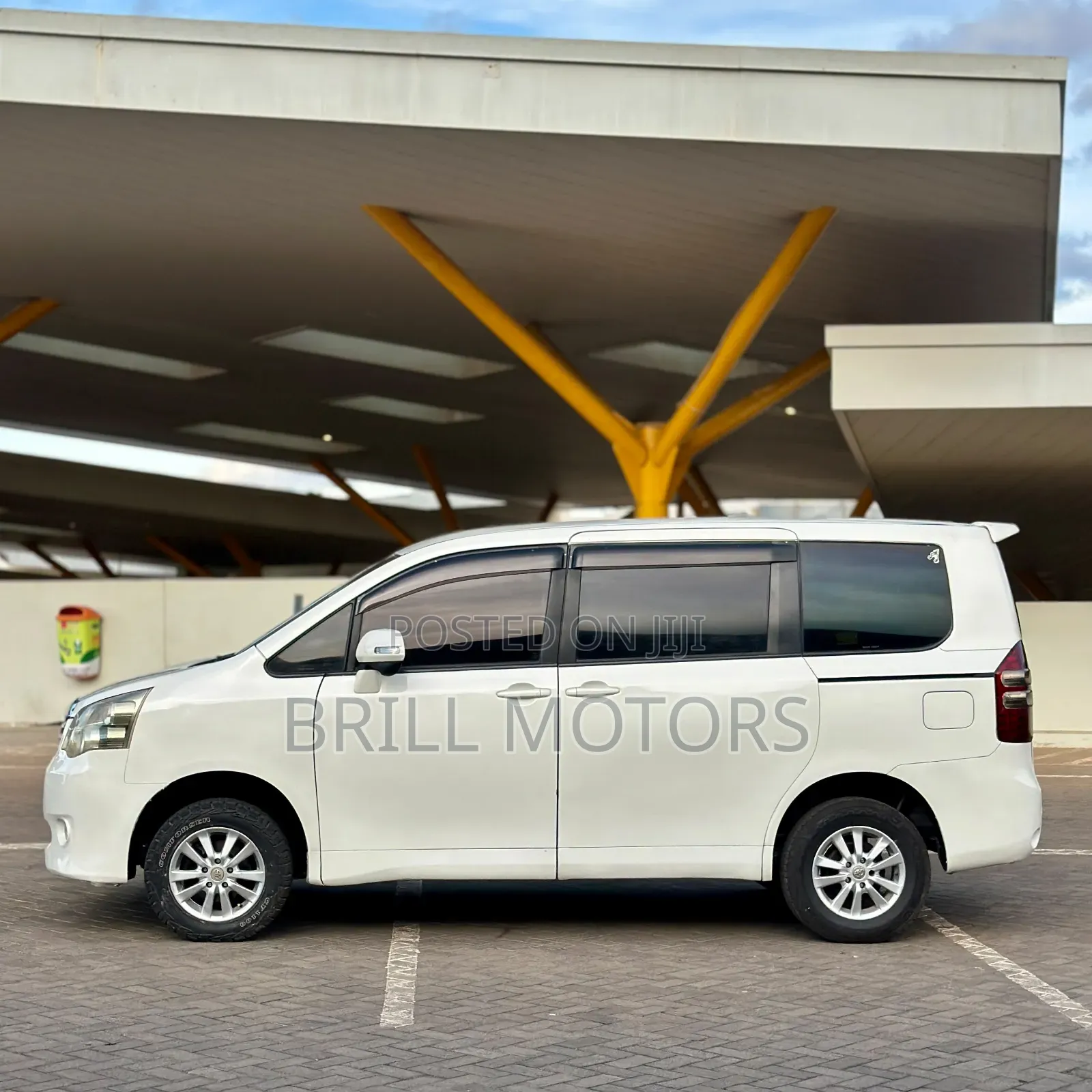 Toyota Noah 2012 White