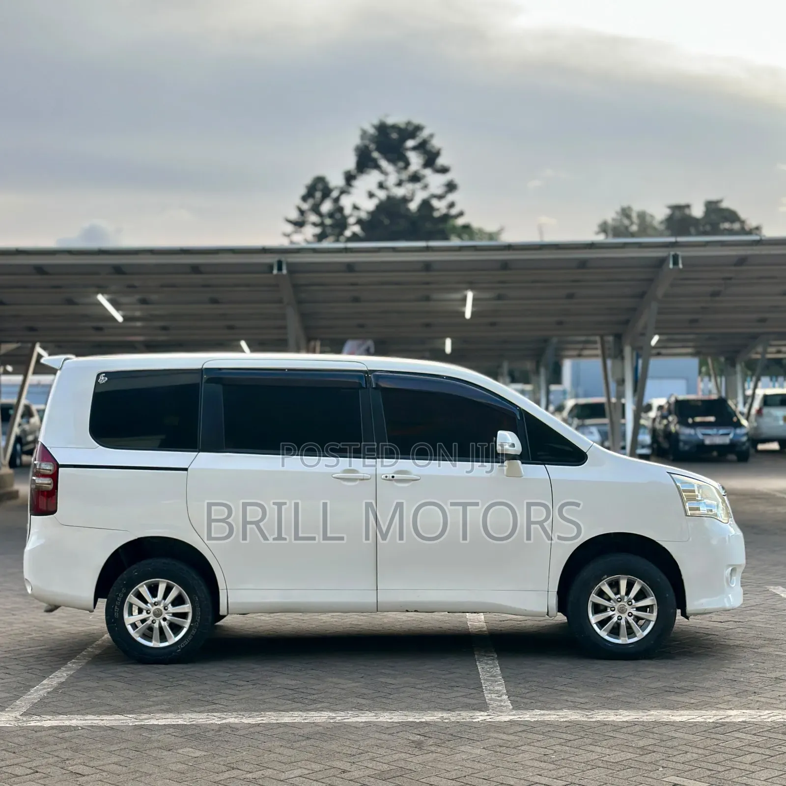Toyota Noah 2012 White