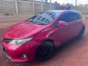 Toyota Auris 2013 Red