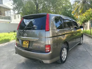 Toyota ISIS 2011 Gray