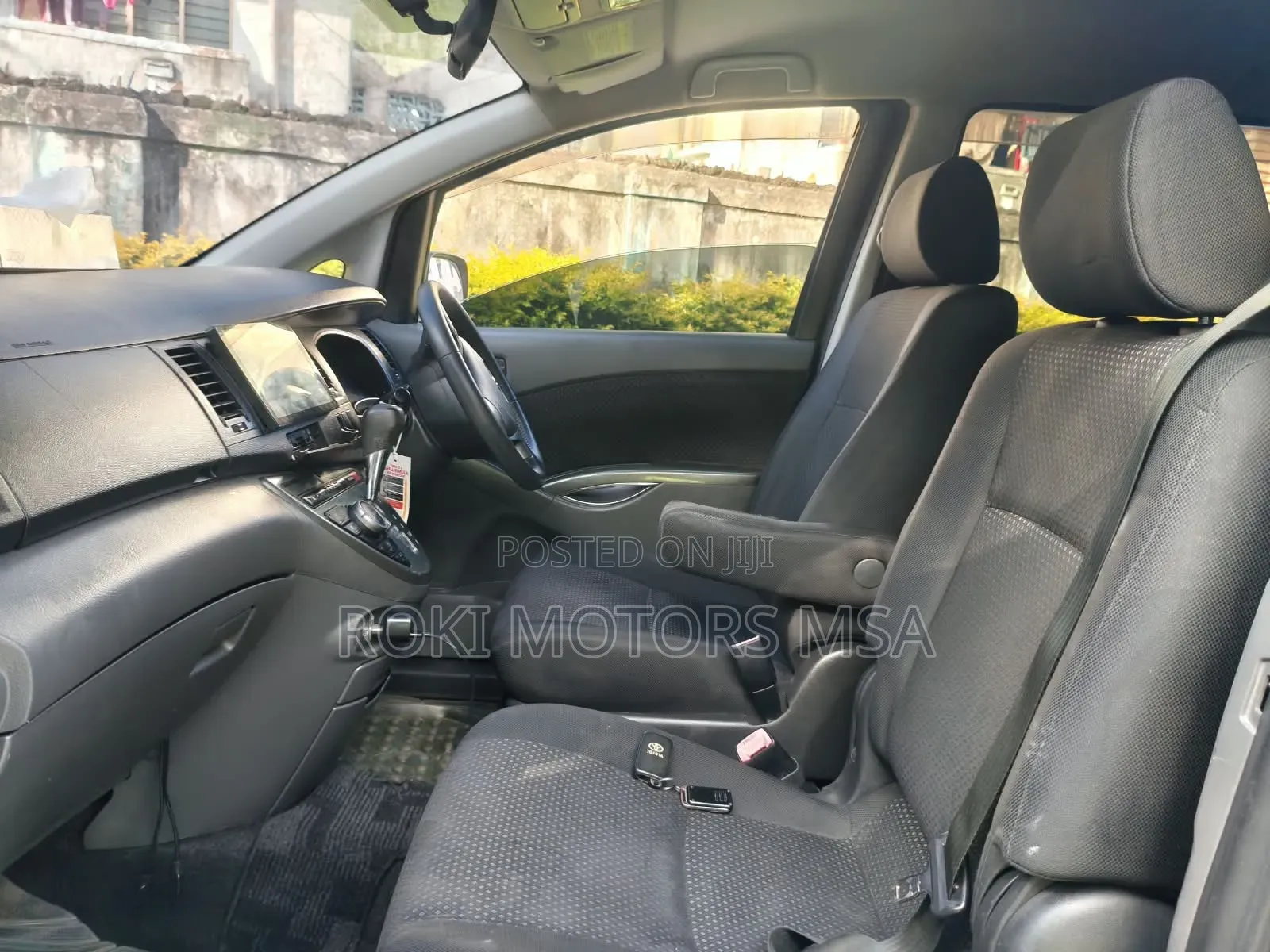 Toyota ISIS 2011 Gray
