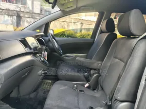 Toyota ISIS 2011 Gray
