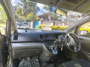 Toyota ISIS 2011 Gray