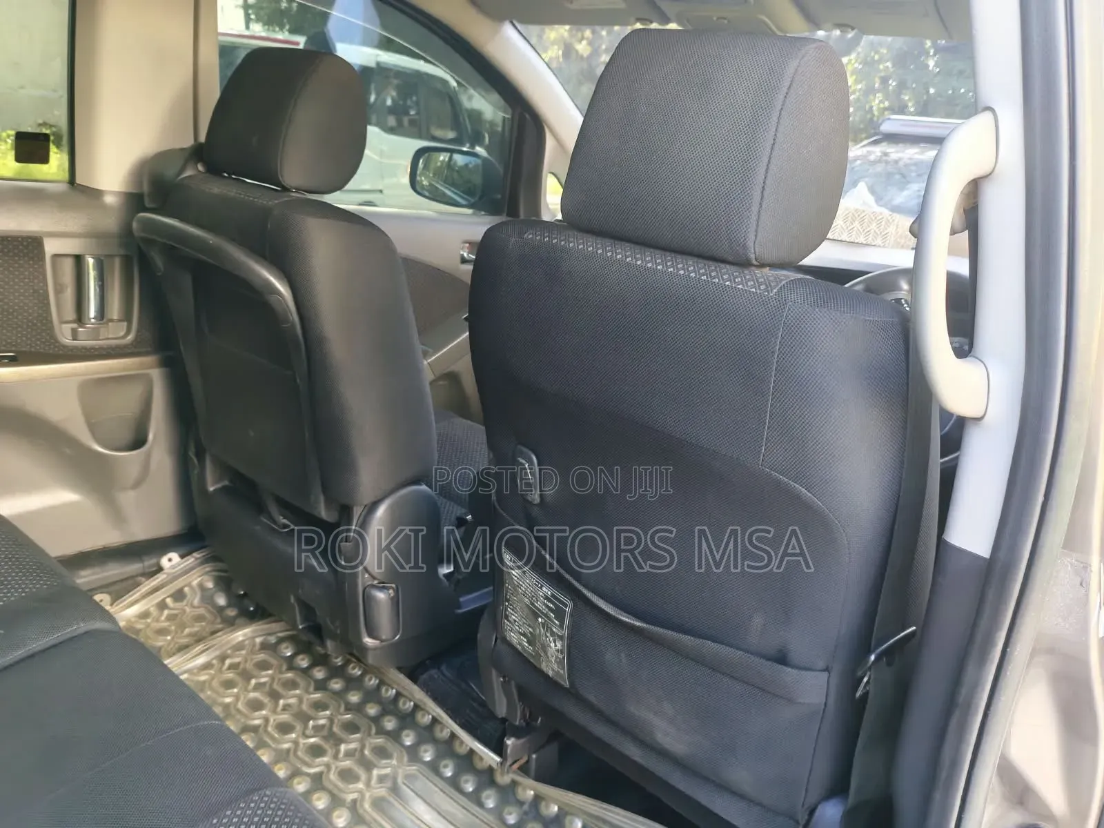 Toyota ISIS 2011 Gray