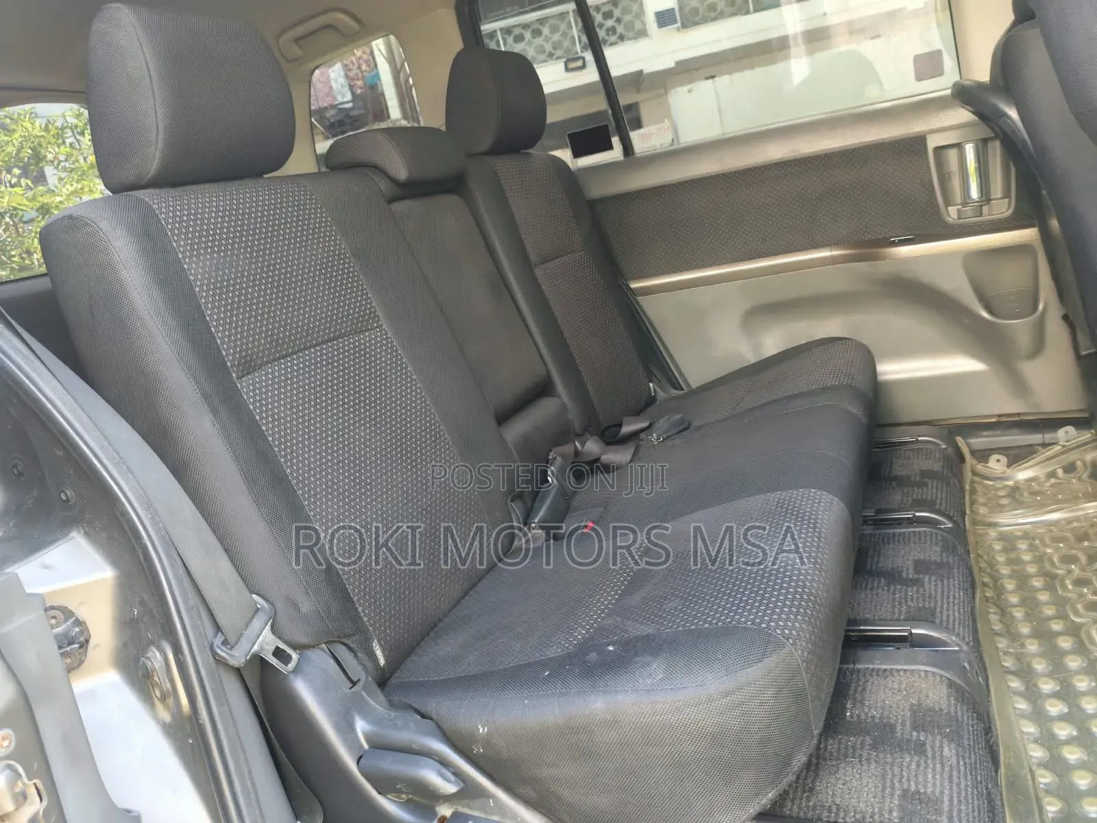 Toyota ISIS 2011 Gray