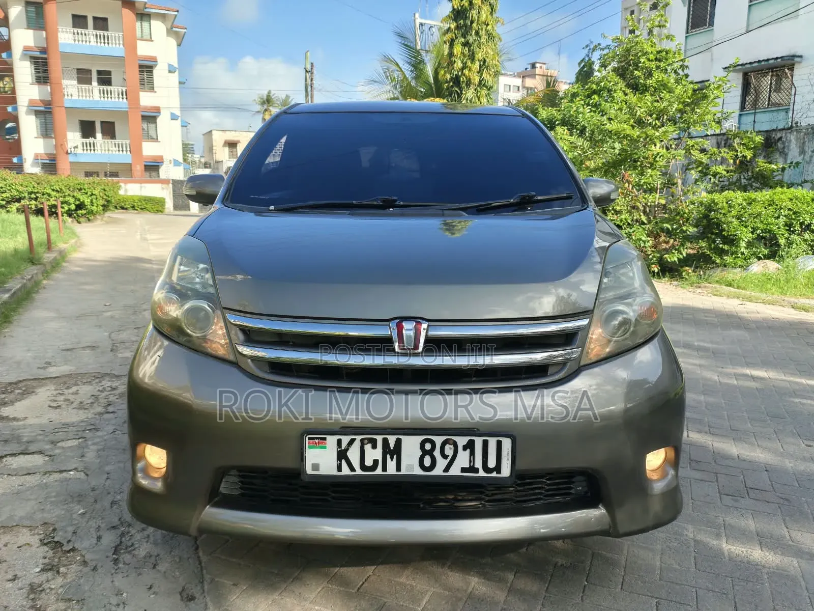 Toyota ISIS 2011 Gray