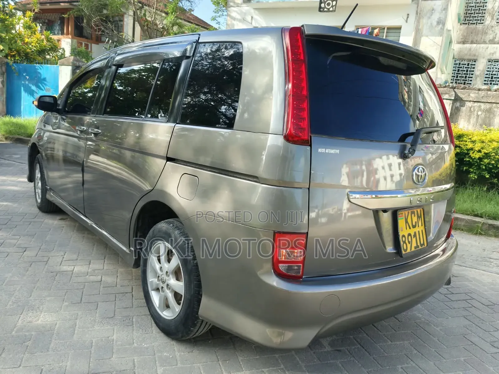 Toyota ISIS 2011 Gray