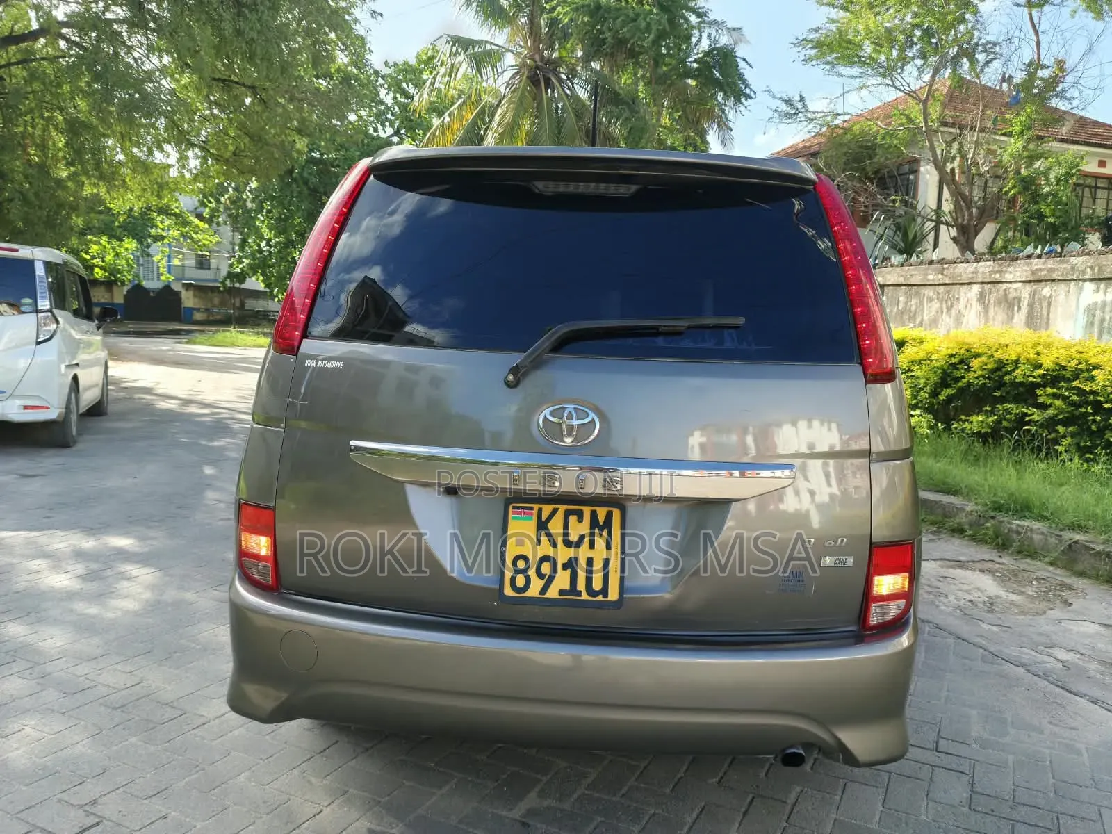 Toyota ISIS 2011 Gray